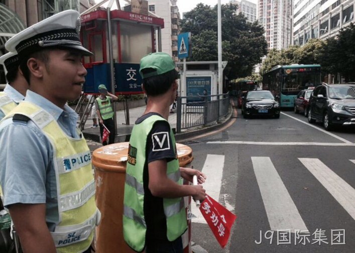 深圳行人闯红灯被罚